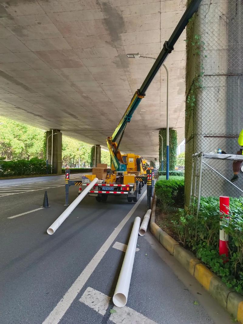 市政工程中高空作業(yè)車(chē)在安裝下水管現(xiàn)場(chǎng)的應(yīng)用